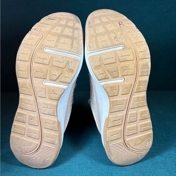 Size 6.5 - Women’s Nike Air Ap pink shoes - Picture 8 of 9